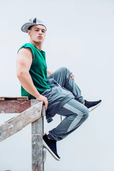 Hombre Elegante Posando Aire Libre —  Fotos de Stock