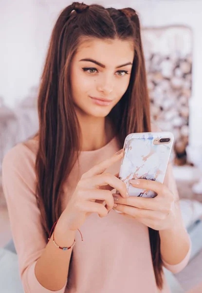 Selfie を取ってのファッションの服の美しい若い女性 — ストック写真