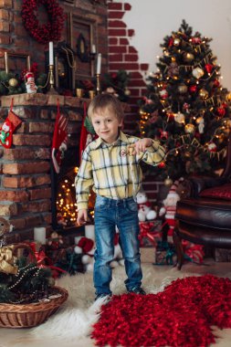 Hediyeler ile Noel ağacı yakınındaki mutlu küçük çocuk portresi  