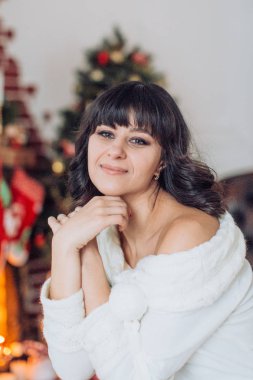 Noel ağacı evde poz yakınındaki güzel kadın 