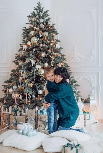 Portret Van Gelukkige Moeder Zoon Buurt Van Kerstboom — Stockfoto