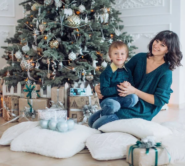 Retrato Feliz Madre Hijo Cerca Del Árbol Navidad —  Fotos de Stock