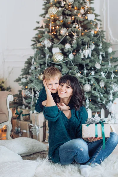 クリスマス ツリー近く幸せな母と息子の肖像画 — ストック写真