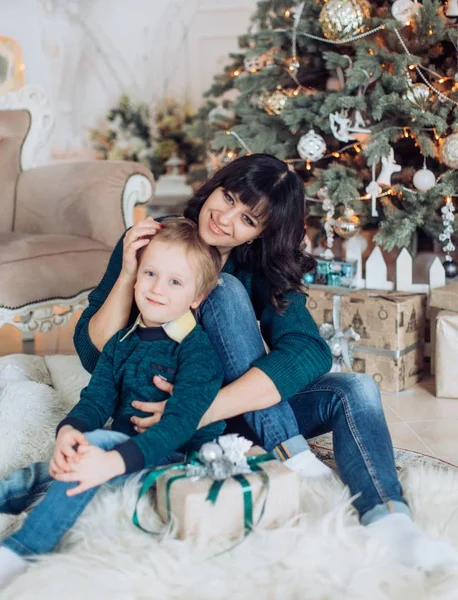 Portrait Mère Fils Heureux Près Arbre Noël — Photo