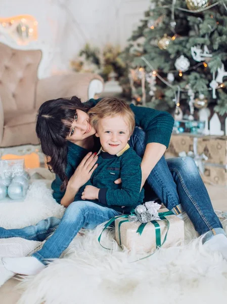 Retrato Feliz Madre Hijo Cerca Del Árbol Navidad —  Fotos de Stock