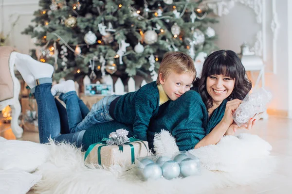 Porträt Einer Glücklichen Mutter Und Ihres Sohnes Weihnachtsbaum — Stockfoto