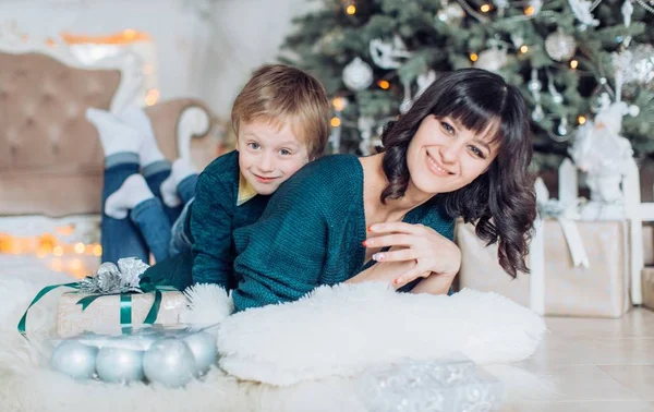 Retrato Feliz Madre Hijo Cerca Del Árbol Navidad —  Fotos de Stock