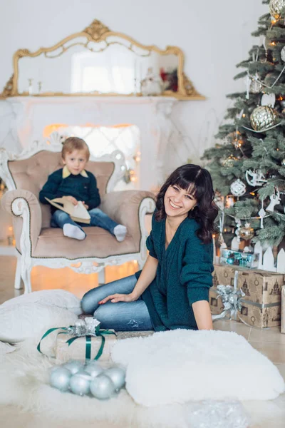 クリスマス ツリー近く幸せな母と息子の肖像画 — ストック写真