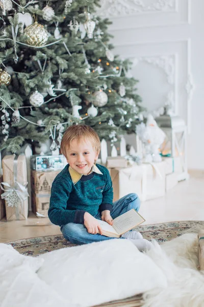 Portrét Šťastný Chlapeček Poblíž Vánoční Stromeček Dárky — Stock fotografie