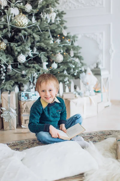 Portrait Heureux Petit Garçon Près Arbre Noël Avec Des Cadeaux — Photo