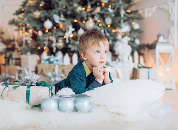 Portrét Šťastný Chlapeček Poblíž Vánoční Stromeček Dárky — Stock fotografie