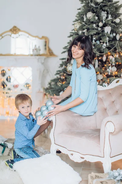 Portret Van Gelukkige Moeder Zoon Buurt Van Kerstboom — Stockfoto