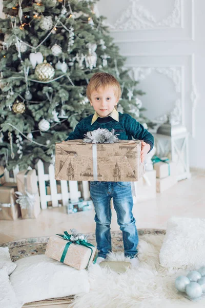 Retrato Niño Feliz Cerca Del Árbol Navidad Con Regalos — Foto de Stock