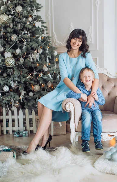 Retrato Feliz Madre Hijo Cerca Del Árbol Navidad —  Fotos de Stock