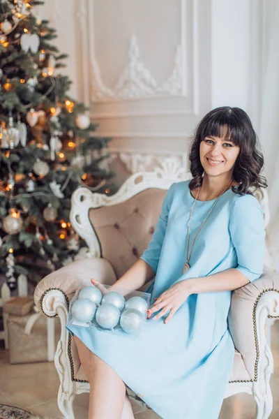 Schöne Frau Der Nähe Des Weihnachtsbaums Posiert Hause — Stockfoto