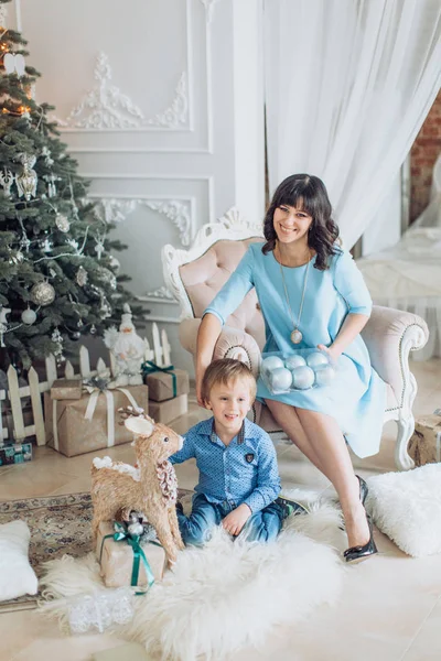Karácsonyfa Közelében Boldog Anya Fia Portré — Stock Fotó