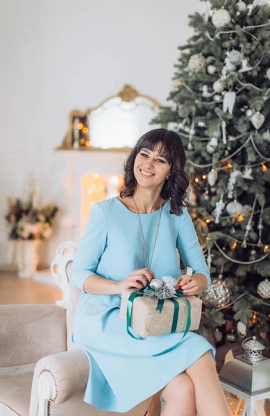 Schöne Frau Der Nähe Des Weihnachtsbaums Posiert Hause — Stockfoto