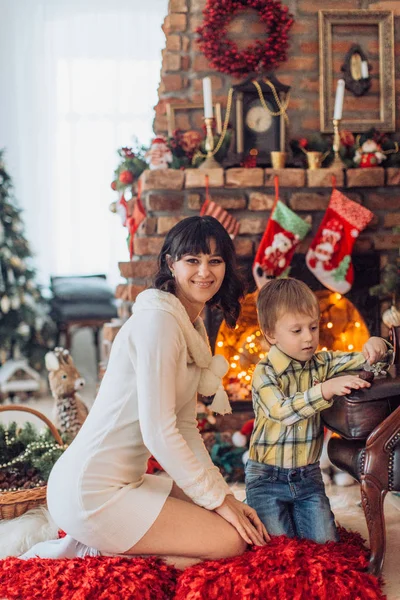 Mutlu Anne Oğul Portresi Noel Ağacı Yakınındaki — Stok fotoğraf