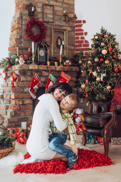 Retrato Feliz Madre Hijo Cerca Del Árbol Navidad —  Fotos de Stock