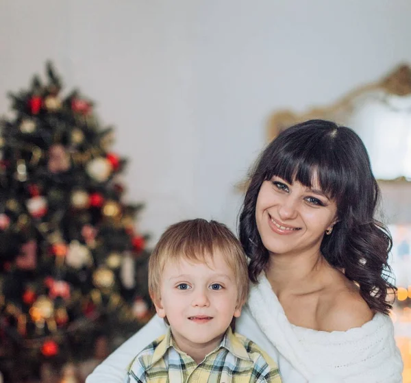 附近的圣诞树快乐母亲和儿子的肖像 — 图库照片