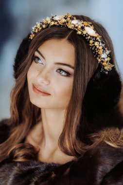 Güzel genç kadın saç aksesuarları Studio ile poz  