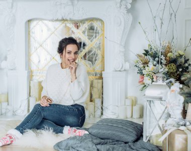 Noel ağacı evde yemek ile poz yakınındaki güzel kadın  