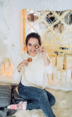 Noel ağacı evde yemek ile poz yakınındaki güzel kadın  