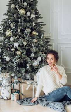 Güzel kadın var Noel ağacı evde poz yakınındaki eğlence 