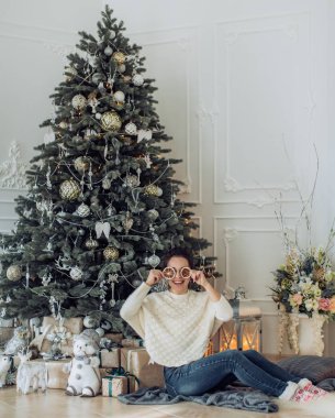 Güzel kadın var Noel ağacı evde poz yakınındaki eğlence 