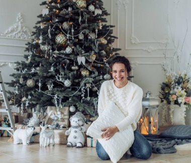 Güzel kadın var Noel ağacı evde poz yakınındaki eğlence 