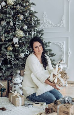 Noel ağacı evde poz yakınındaki güzel kadın  
