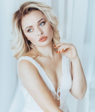 Güzel sarışın kadın seksi beyaz iç çamaşırı Studio 