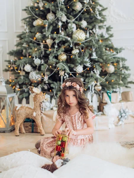 Noel ağacının yakınında güzel küçük bir kız  