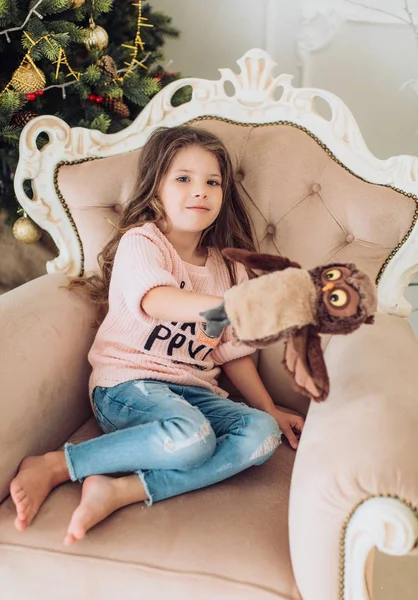 Noel ağacının yakınında güzel küçük bir kız  