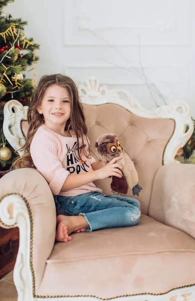 Noel Ağacının Yakınında Güzel Küçük Bir Kız — Stok fotoğraf
