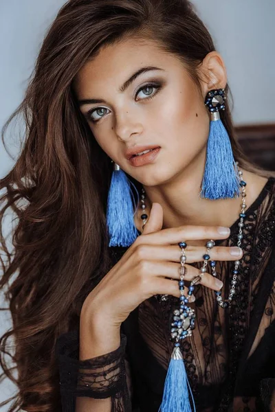 Studio poz küpe güzel genç kadın  