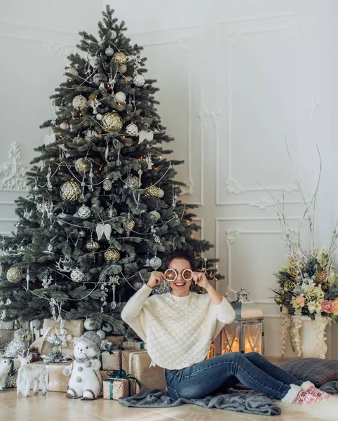 Güzel kadın var Noel ağacı evde poz yakınındaki eğlence 