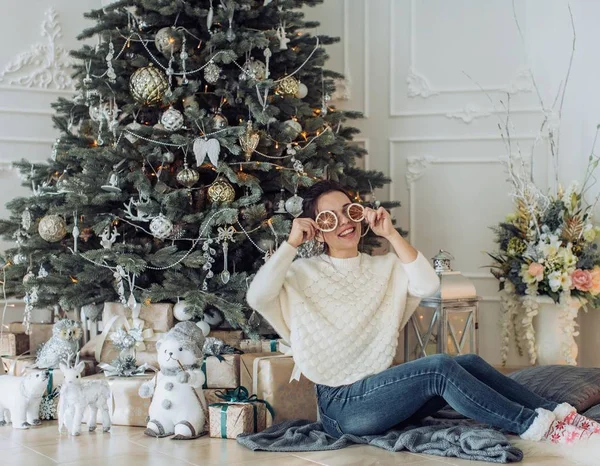 Schöne Frau Hat Spaß Der Nähe Von Weihnachtsbaum Posiert Hause — Stockfoto