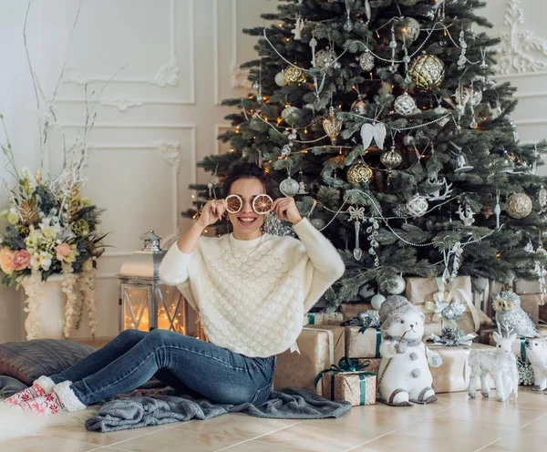Mulher Bonita Divertir Perto Árvore Natal Posando Casa — Fotografia de Stock