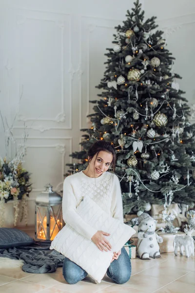 Güzel kadın var Noel ağacı evde poz yakınındaki eğlence 