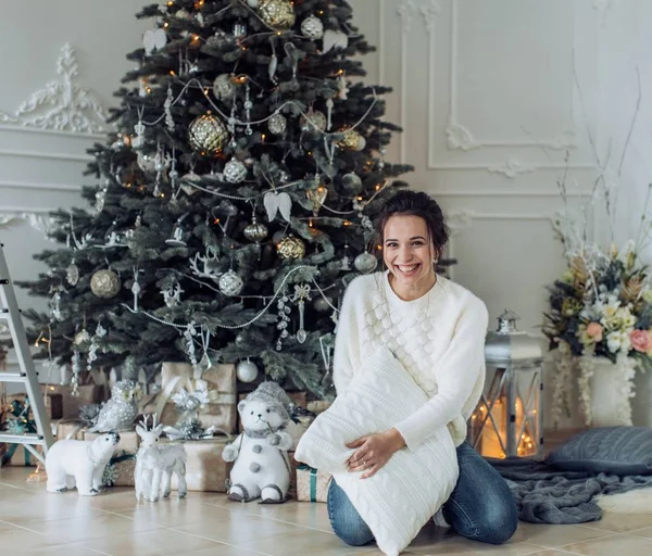 Güzel kadın var Noel ağacı evde poz yakınındaki eğlence 