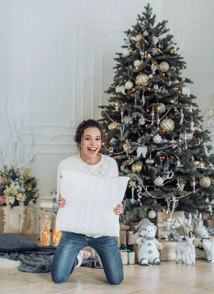 Schöne Frau Hat Spaß Der Nähe Von Weihnachtsbaum Posiert Hause — Stockfoto