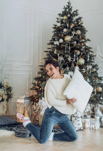 Mooie Vrouw Veel Plezier Buurt Van Kerstboom Poseren Thuis — Stockfoto