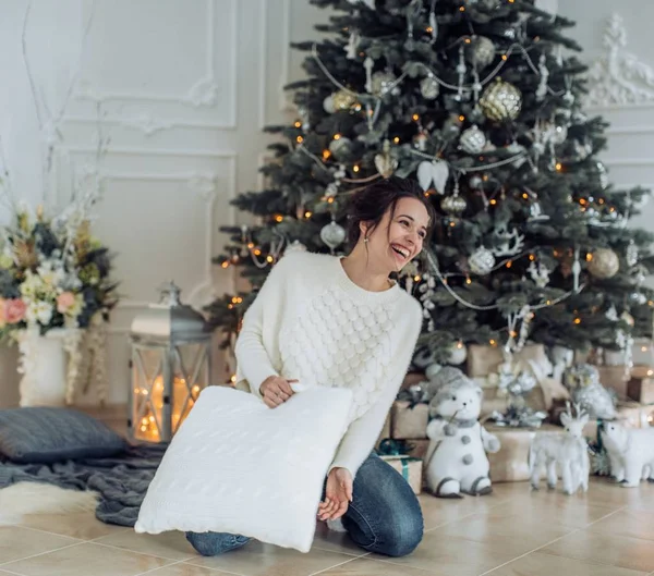 Mooie Vrouw Veel Plezier Buurt Van Kerstboom Poseren Thuis — Stockfoto