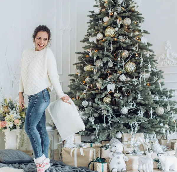 Güzel kadın var Noel ağacı evde poz yakınındaki eğlence 