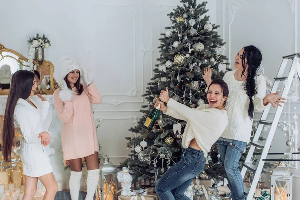 Retrato Mujeres Hermosas Divertirse Interior Navidad Con Champán —  Fotos de Stock