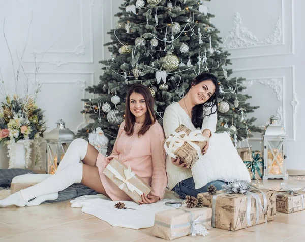 Portrait Schöner Frauen Die Spaß Weihnachtlichen Interieur Haben — Stockfoto