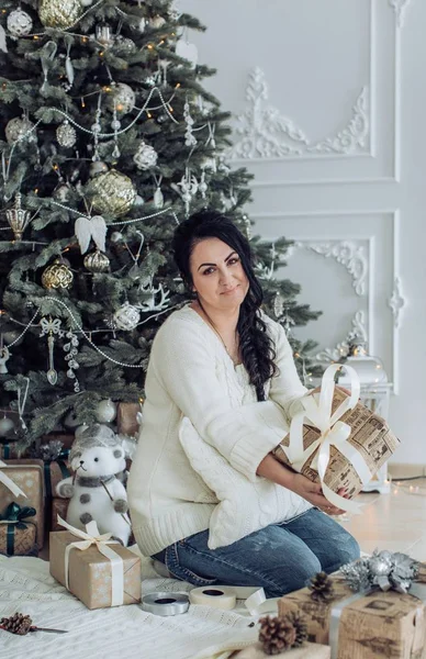 Mooie Vrouw Buurt Van Kerstboom Poseren Thuis — Stockfoto