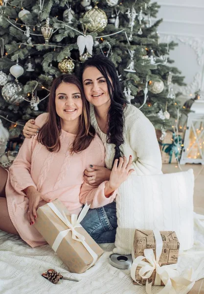 Retrato Mujeres Hermosas Divertirse Interior Navidad —  Fotos de Stock