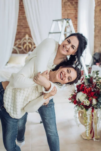 Portrait Schöner Frauen Die Spaß Weihnachtlichen Interieur Haben — Stockfoto